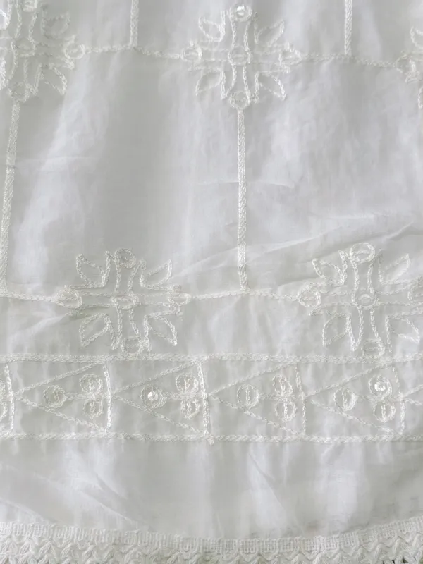 Classic_White_Ethnic_Dupatta_With_Delicate_Thread_Work