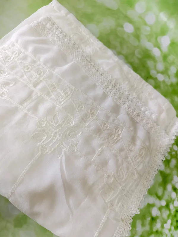 Classic_White_Ethnic_Dupatta_With_Delicate_Thread_Work