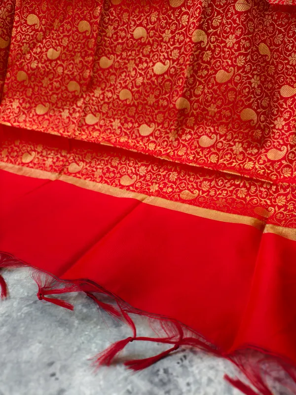 Crimson_Gold_Paisley_Zari_Dupatta