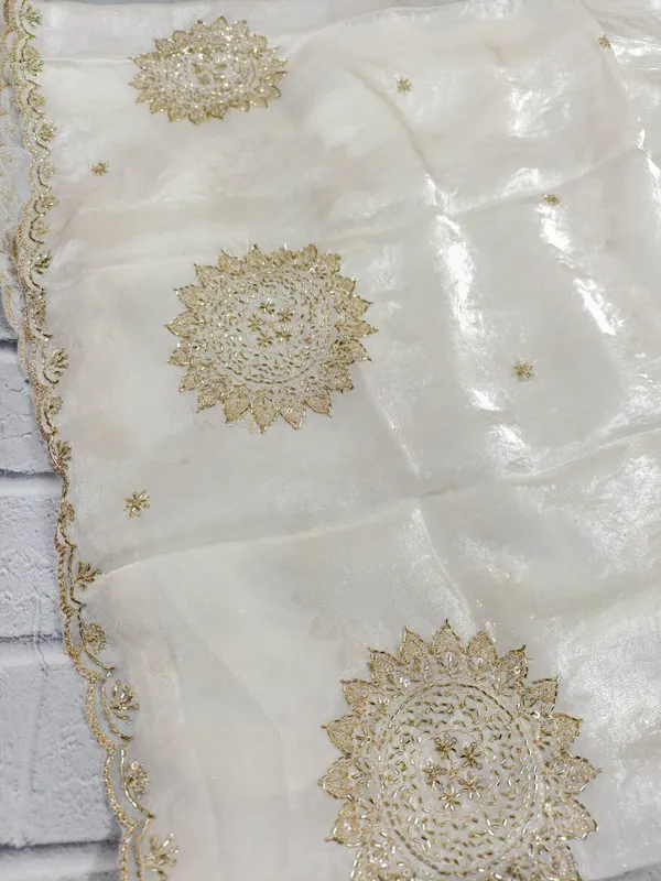 Gilded_Ivory_Zardozi_Scallop_Dupatta