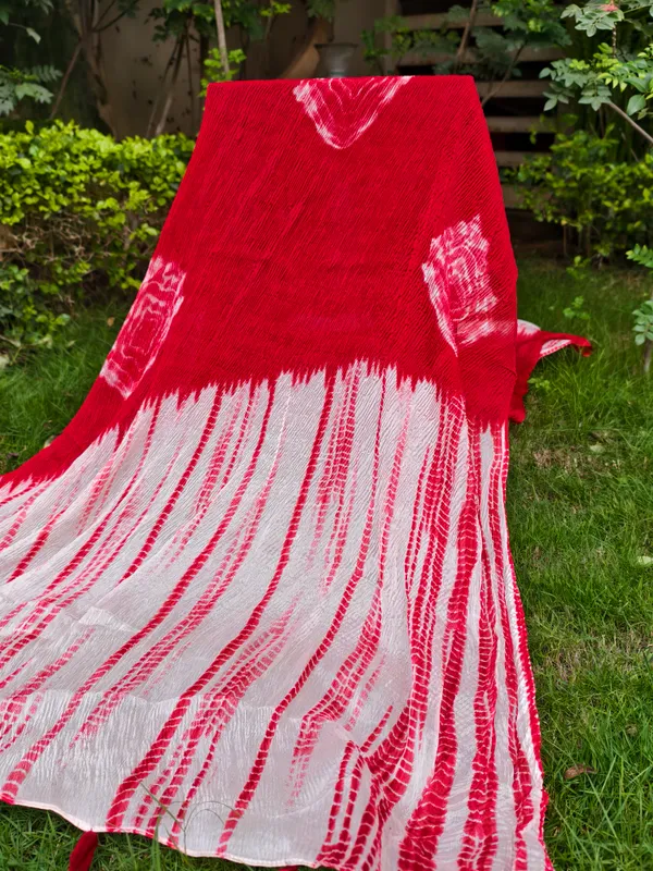 Varun_Dhawan_Bought_1_Crimson_Ripple_Casual_Stole