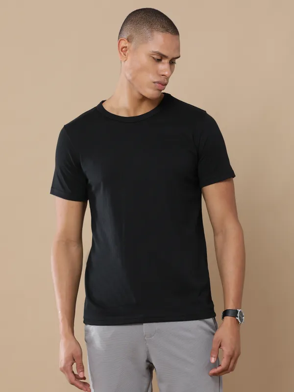 Classic_Black_Sustainable_Crewneck_Cotton_And_Polyester_Round_Neck_T_Shirt_For_Men