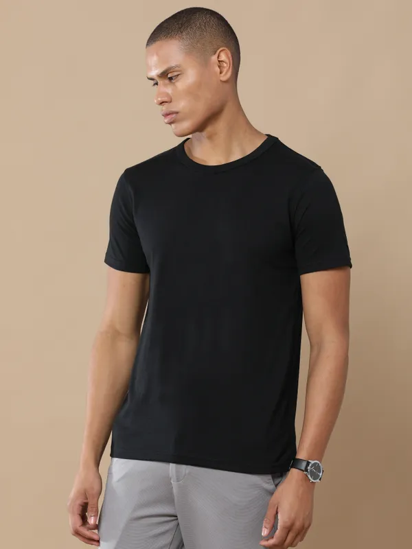 Classic_Black_Sustainable_Crewneck_Cotton_And_Polyester_Round_Neck_T_Shirt_For_Men