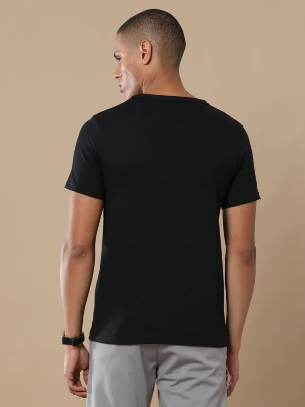 Classic_Black_Sustainable_Crewneck_Cotton_And_Polyester_Round_Neck_T_Shirt_For_Men