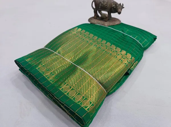 Green_Traditional_With_Golden_Zari_Border_Silk_Saree_For_Women