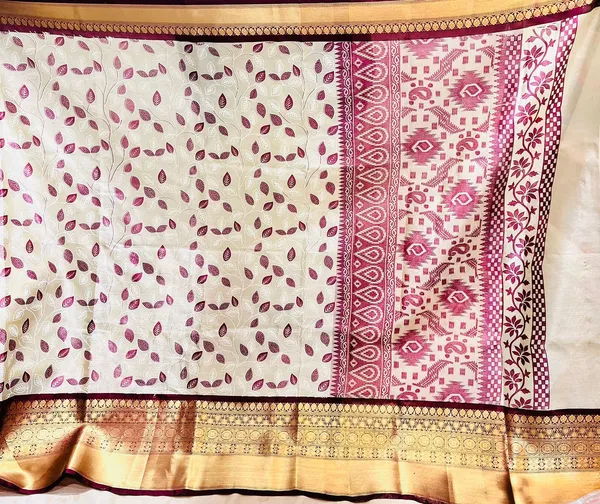 Cream_And_Pink_Traditional_Paisley_Buti_With_Woven_Border_Silk_Saree_For_Women