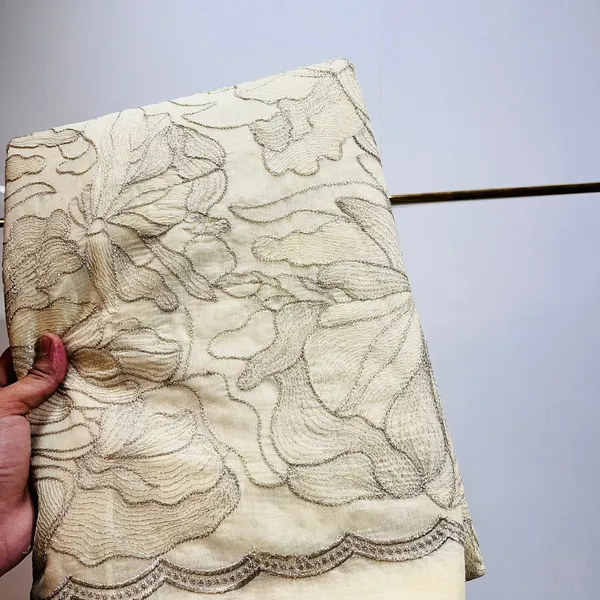 Cream_And_Gold_Elegant_Floral_Embroidered_Fabric_With_Scalloped_Border_Silk_Saree_For_Women