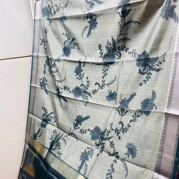 Grey_Floral_Print_With_Contrasting_Border_And_Pallu_Silk_Saree_For_Women