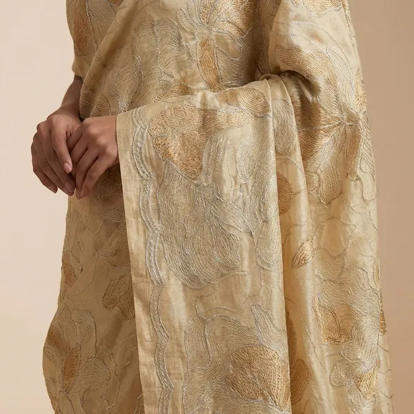 Cream_Elegant_Floral_Embroidered_Table_Runner_With_Scalloped_Edges_Silk_Saree_For_Women