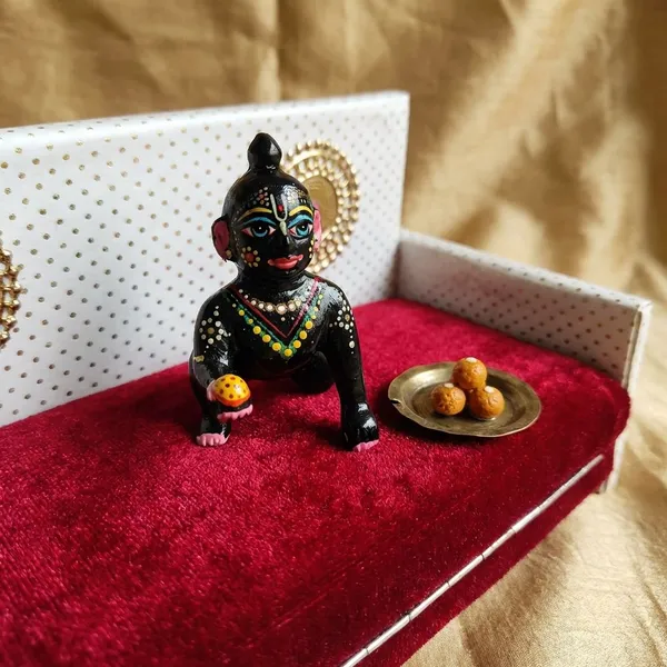 Traditional_Decorative_Pooja_Divan_With_Deity_Figurine_Velvet_Design_For_Pooja_Decoration