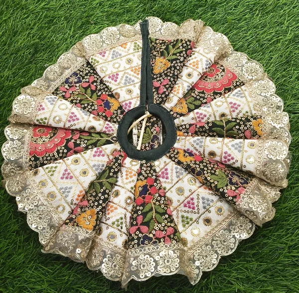 Multicolour_Handmade_Quilted_Round_Table_Mat_With_Floral_Patchwork_Design_Scalloped_Lace_Border_For_Pooja_Decoration