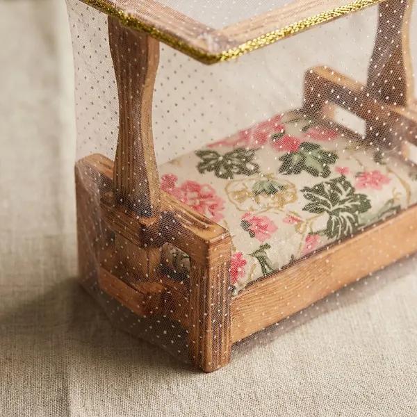 Miniature_Decorative_Canopy_Bed_Showpiece_With_Floral_Bedding_For_Pooja_Decor