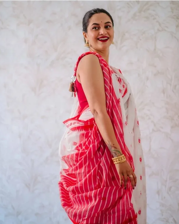 White_&_Red_Handloom_Premium_Quality_Pure_Cotton_Saree_for_Women_With_Blouse_Piece