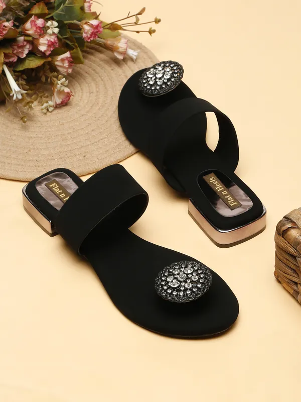 Black_Kolhapuri_Sandals__Flats_For_Women