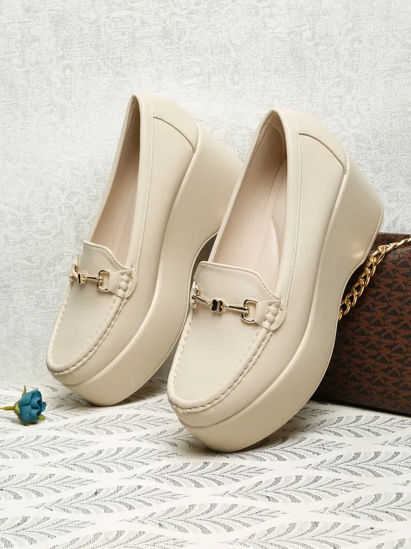 Beige_Synthetic_Leather_Loafers_For_Women_And_Girls