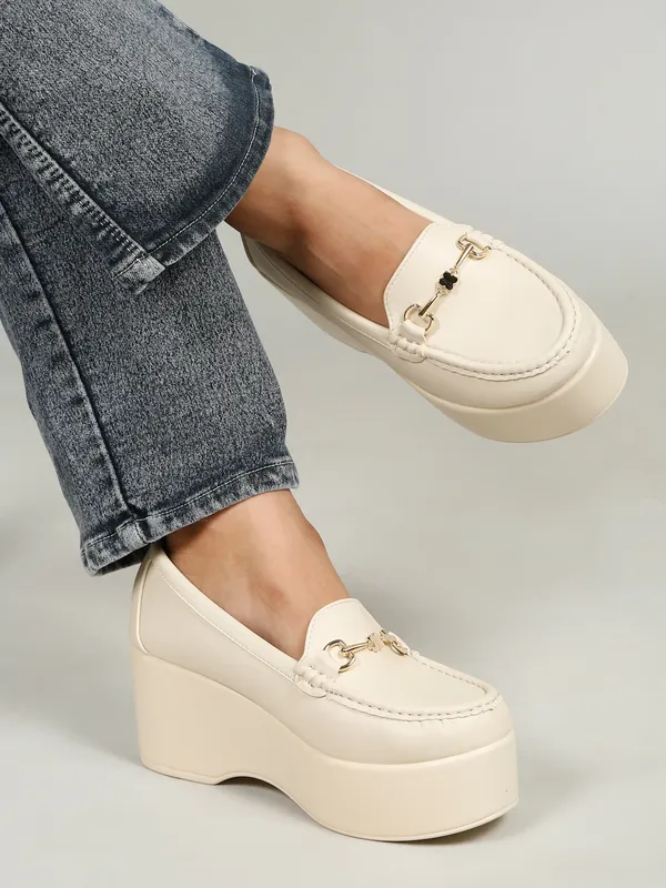 Beige_Synthetic_Leather_Loafers_For_Women_And_Girls
