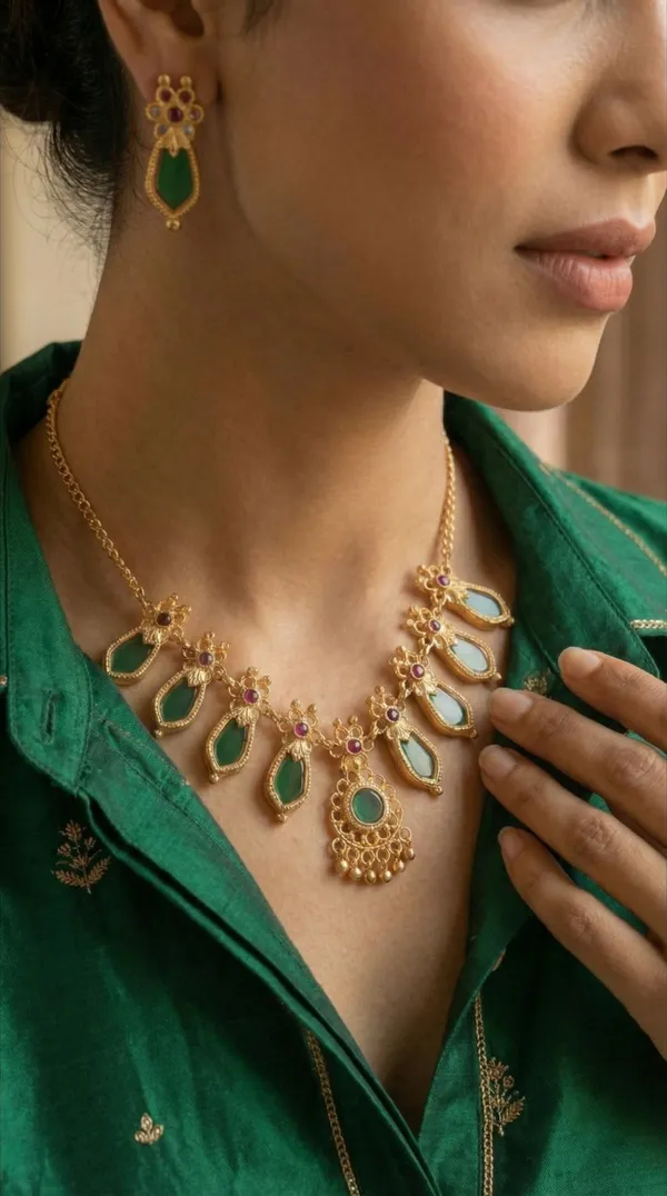 Traditional_Gold-Plated_Necklace_Set_with_Earrings