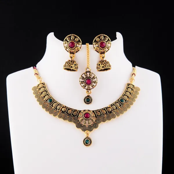 Traditional_Gold_Necklace_Set_with_Earrings_&_Maang_Tikka