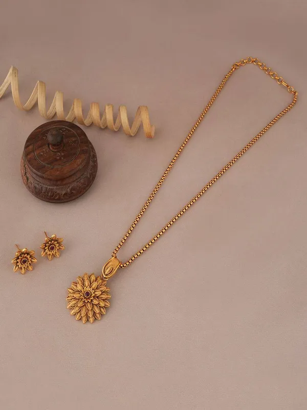 Micro_Gold_Plated_AD_Diamond_Studded_Fancy_Oval_Pendant_Set_with_Chain