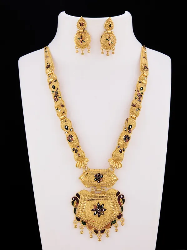 Traditional_Gold-Plated_Necklace_Set_with_Earrings