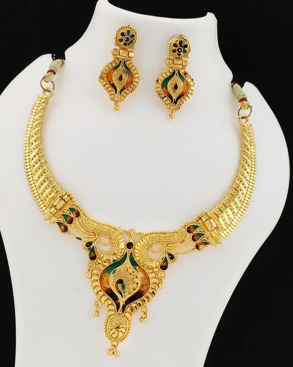Traditional_Gold-Plated_Necklace_Set_with_Earrings