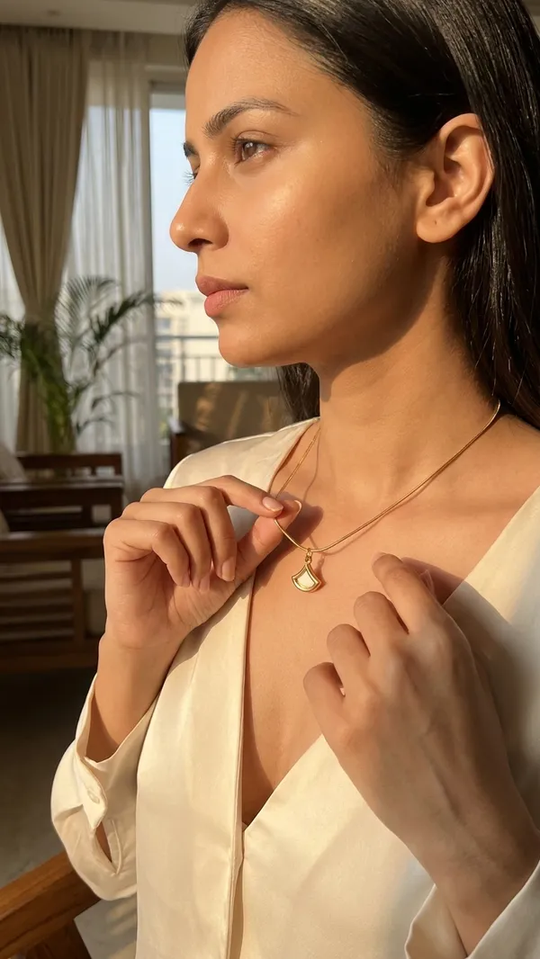 18K_Gold_Plated_Fan-Shaped_Pendant_Necklace_-_Sleek_Snake_Chain_Minimalist_Jewelry_for_Women