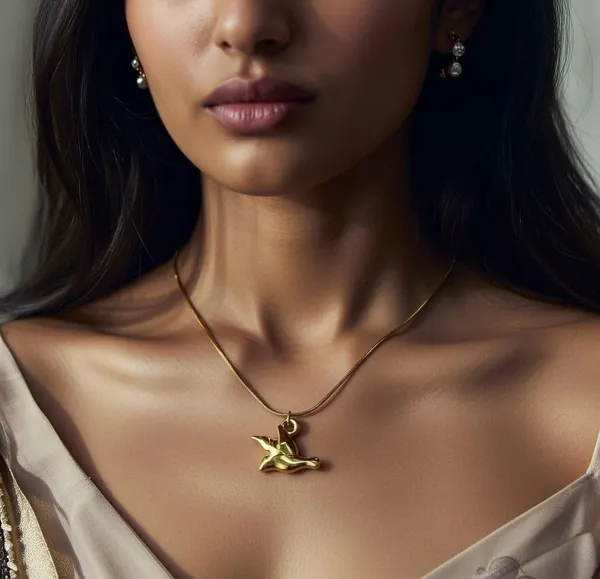Gold_Metal_Pendant_For_Women