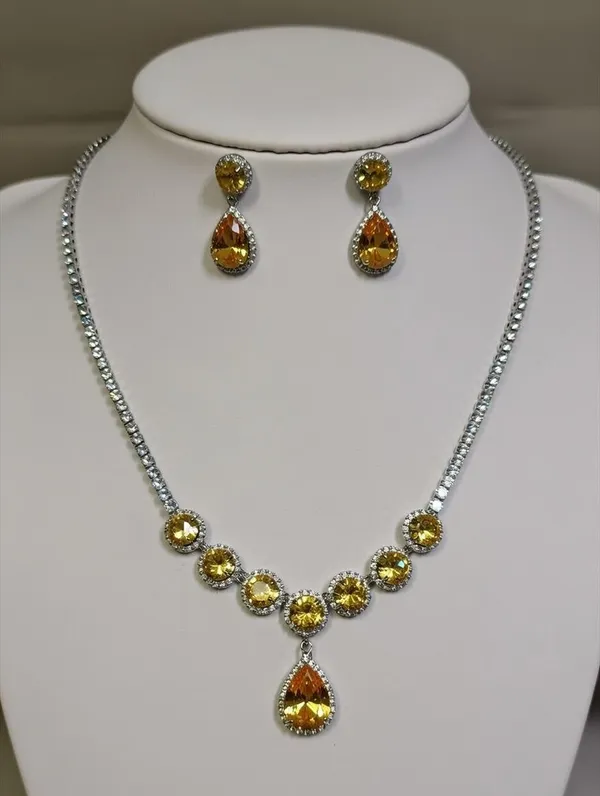 Gold_Crystal_Pendant_Set_For_Women