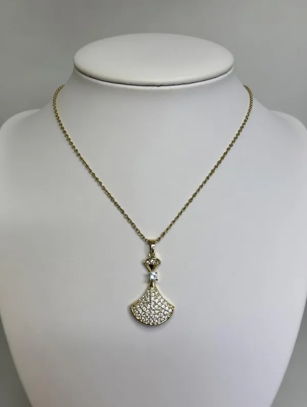 Gold_Crystal_Pendant_For_Women