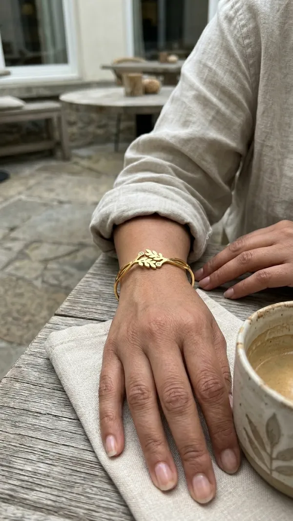 STORIE_TAYLOR_____Golden_Leaf_Elegance_Bracelet