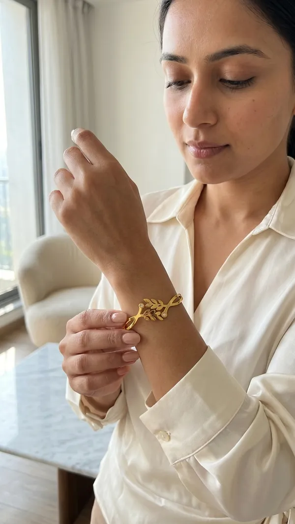 STORIE_TAYLOR_____Golden_Leaf_Elegance_Bracelet