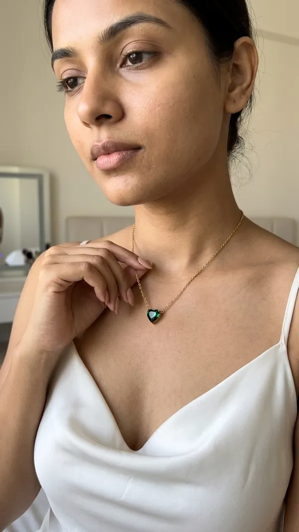 Storie_Taylor_Gold-Plated_Emerald_Green_Heart_Pendant_Necklace