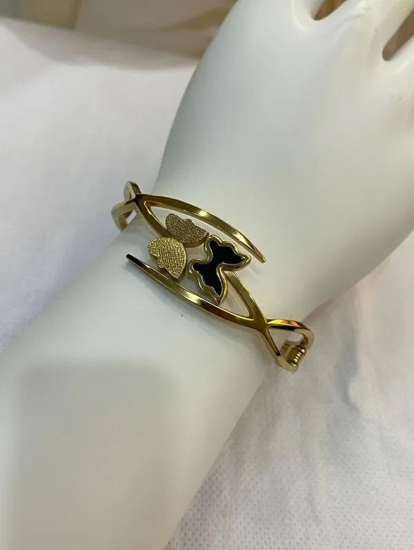 Gold_Metal_Alloy_Bracelet_For_Women