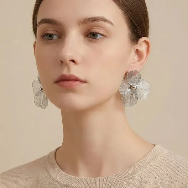 Trendy_Floral_Pearl_Stud_Earrings_For_Women_And_Girls