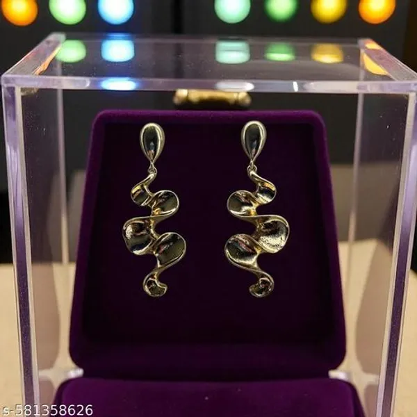 Elegant_Gold_Tone_Wave_Design_Earrings