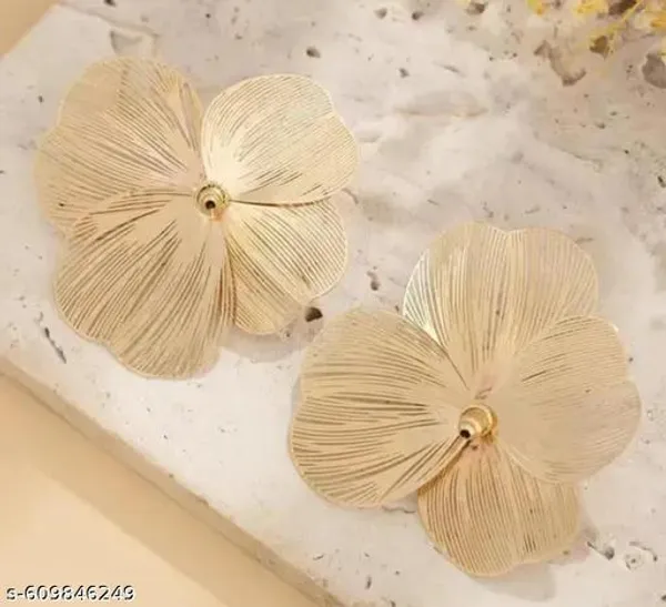 Trendy_Floral_Pearl_Stud_Earrings_For_Women_And_Girls