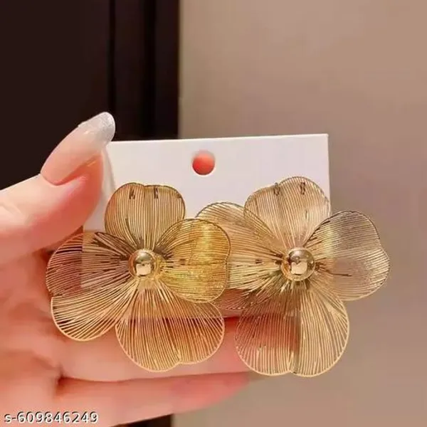 Trendy_Floral_Pearl_Stud_Earrings_For_Women_And_Girls