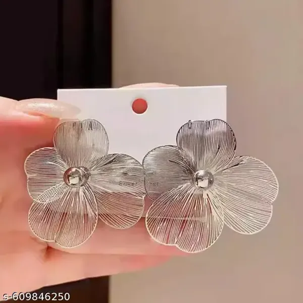 Trendy_Floral_Pearl_Stud_Earrings_For_Women_And_Girls