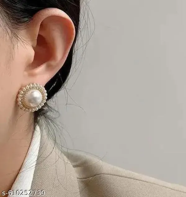 Elegant_Pearl_Stud_Earrings_|_Round
