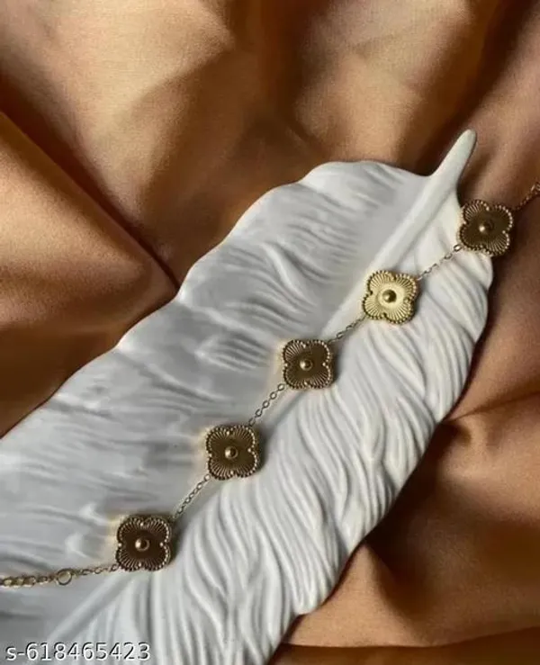 Elegant_Golden_Clover_Design_Gold_Plated_Bracelet