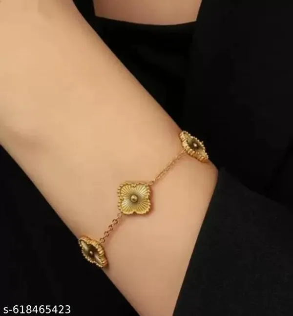 Elegant_Golden_Clover_Design_Gold_Plated_Bracelet