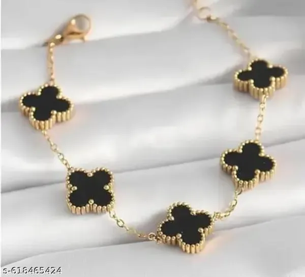Elegant_Black_Clover_Design_Gold_Plated_Bracelet