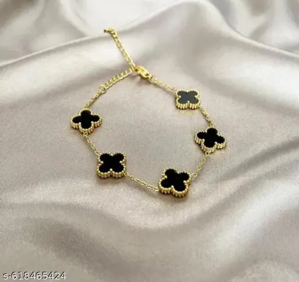 Elegant_Black_Clover_Design_Gold_Plated_Bracelet