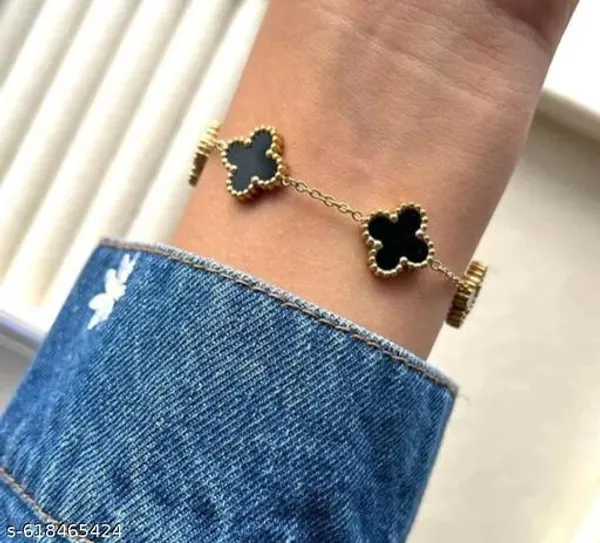 Elegant_Black_Clover_Design_Gold_Plated_Bracelet