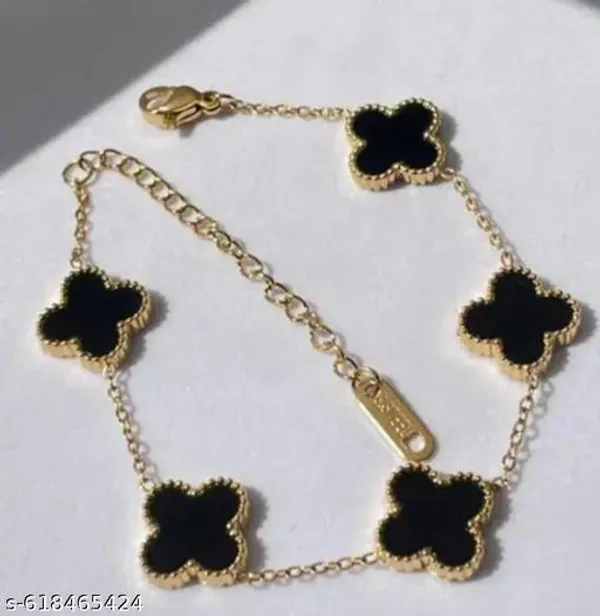 Elegant_Black_Clover_Design_Gold_Plated_Bracelet