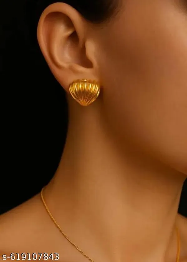 Elegant_Gold_Toned_Heart_Shaped_Stud_Earrings