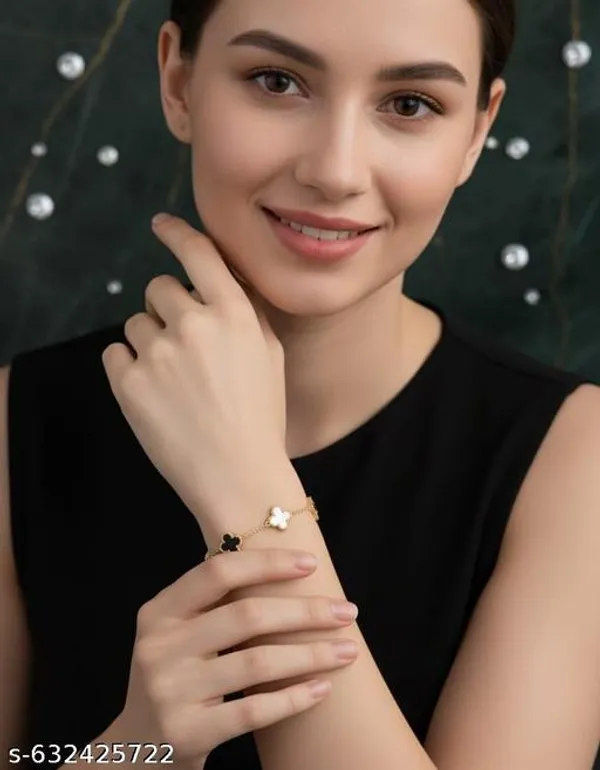 Elegant_Black_And_White_Clover_Design_Gold_Plated_Bracelet