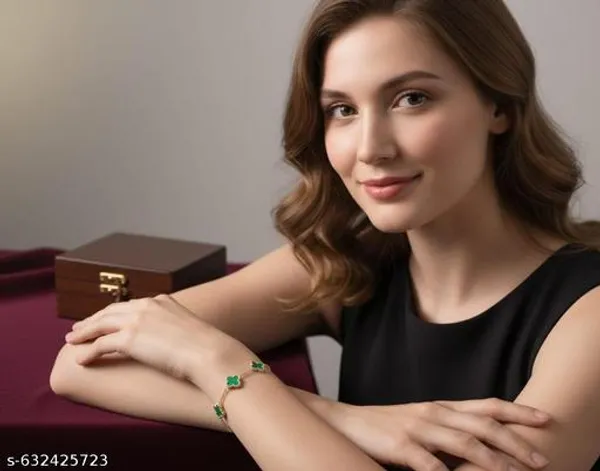 Elegant_Green_Clover_Design_Gold_Plated_Bracelet