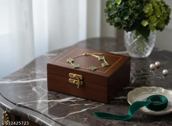 Elegant_Green_Clover_Design_Gold_Plated_Bracelet