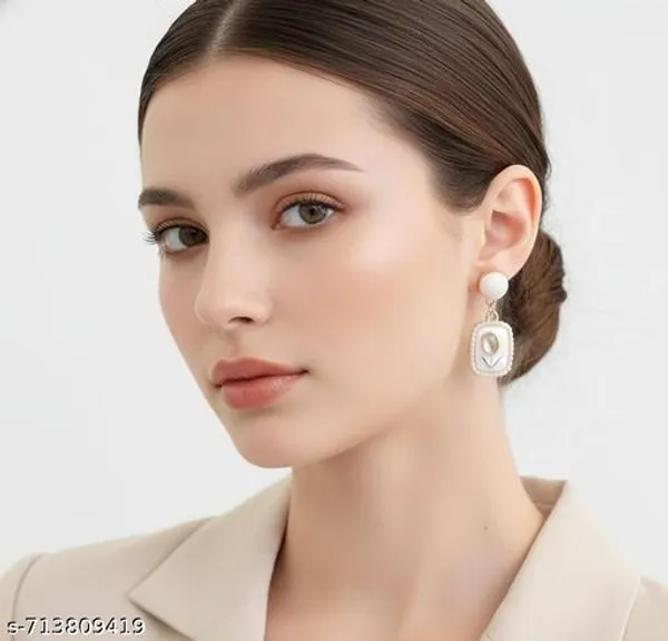 White_Pearl_And_Gold_Tone_Elegant_Drop_Earrings